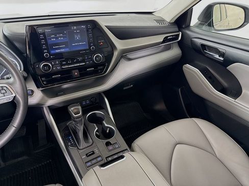 Certified 2022 Toyota Highlander XLE image 23
