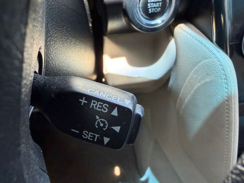 Used 2012 Toyota Camry XLE w/ Leather Pkg FWD image 27