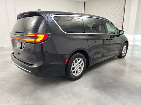 Used 2025 Chrysler Pacifica Select FWD image 7