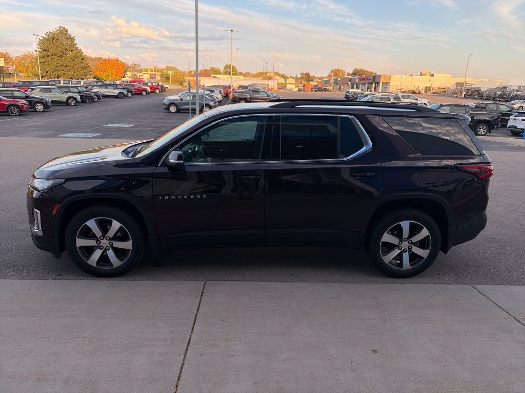 Used 2023 Chevrolet Traverse LT w/ LT Premium Package AWD/4WD image 4