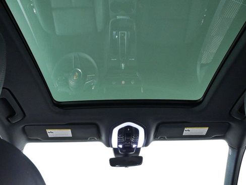 Used 2026 Porsche Macan AWD/4WD image 18