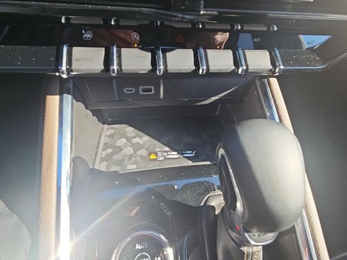 Used 2023 GMC Canyon Denali image 18