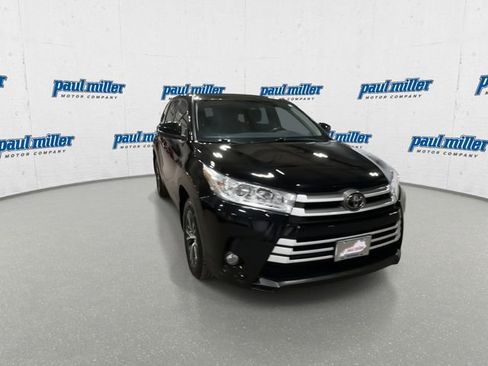 Used 2017 Toyota Highlander LE image 3