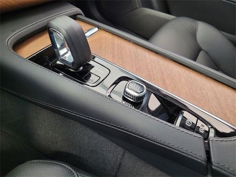 Certified 2025 Volvo XC90 B6 Ultra image 34