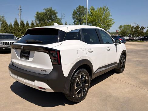 Used 2025 Nissan Kicks SV image 3