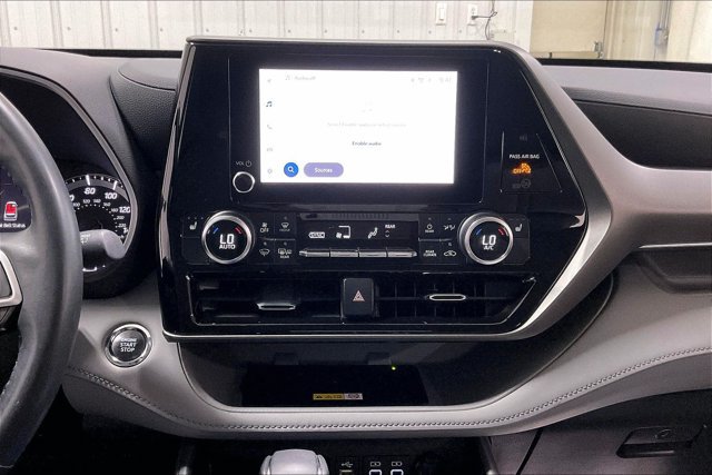 Used 2023 Toyota Highlander XLE AWD/4WD image 6