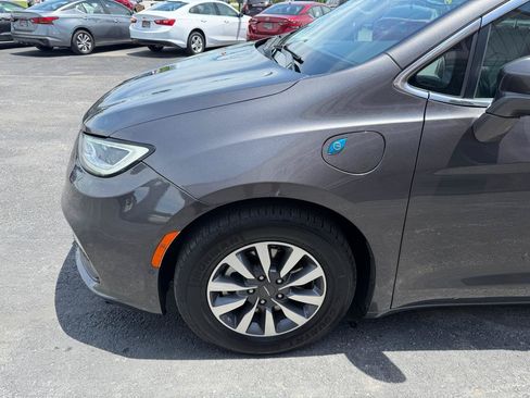 Used 2021 Chrysler Pacifica Touring-L FWD image 11