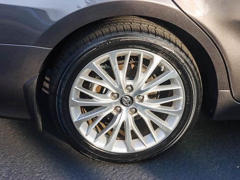 Used 2019 Toyota Camry XLE image 10