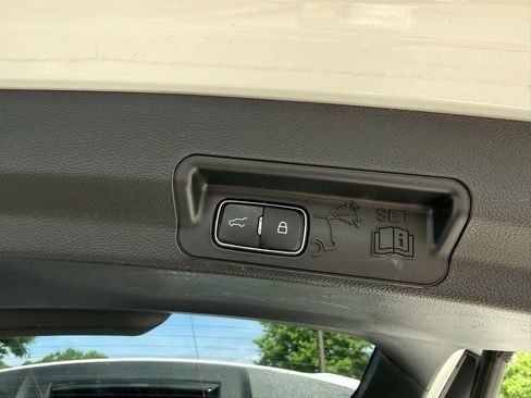 Used 2023 Ford Explorer XLT AWD/4WD image 26