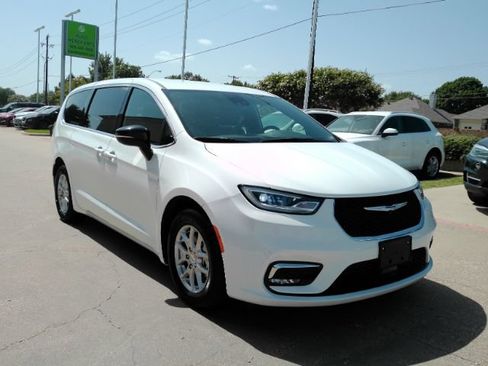 Used 2025 Chrysler Pacifica Select FWD image 4