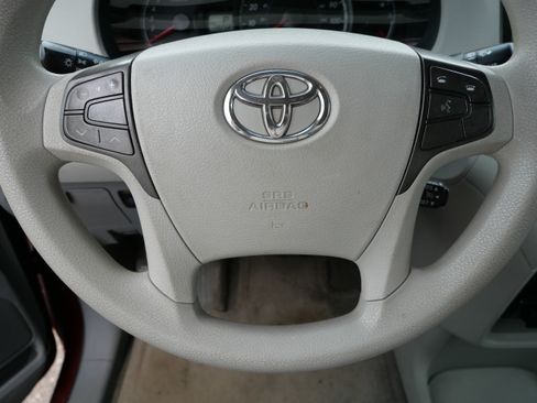Used 2011 Toyota Sienna LE w/ Towing Pkg FWD image 25