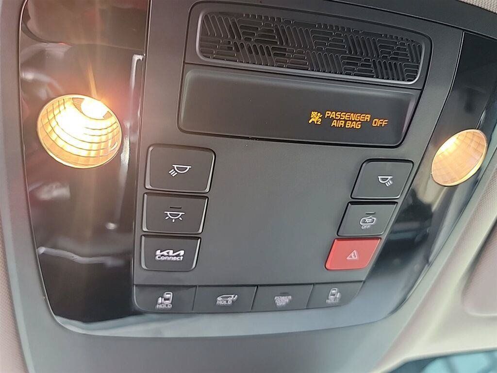 Used 2025 Kia Carnival EX FWD image 12