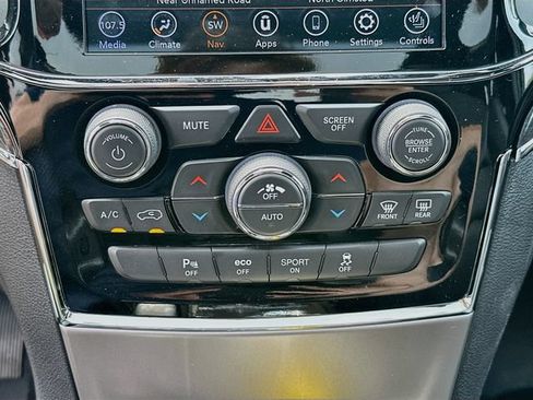 Used 2020 Jeep Grand Cherokee Overland AWD/4WD image 17