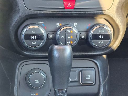 Used 2016 Jeep Renegade Latitude image 20