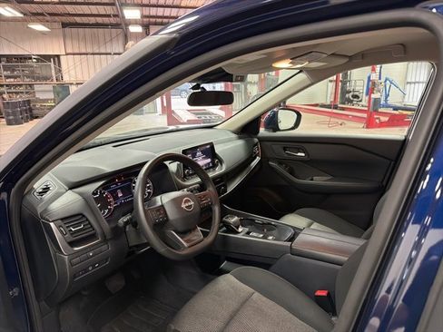 Used 2025 Nissan Rogue SV image 10