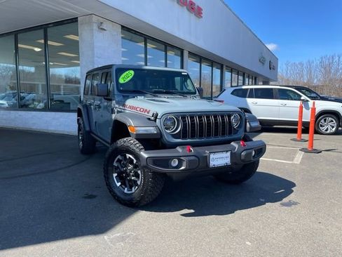 Used 2025 Jeep Wrangler Unlimited Rubicon image 3