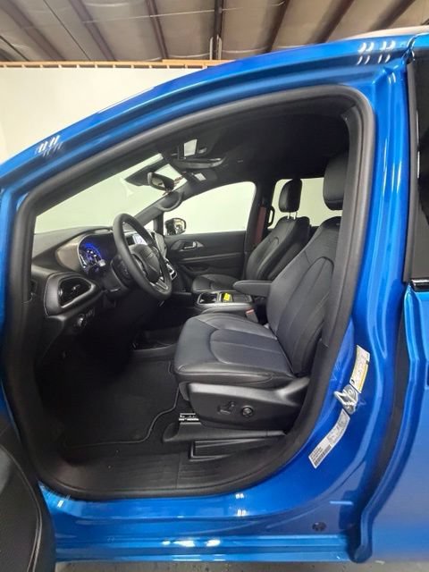 New 2027 Chrysler Pacifica Select AWD/4WD image 13