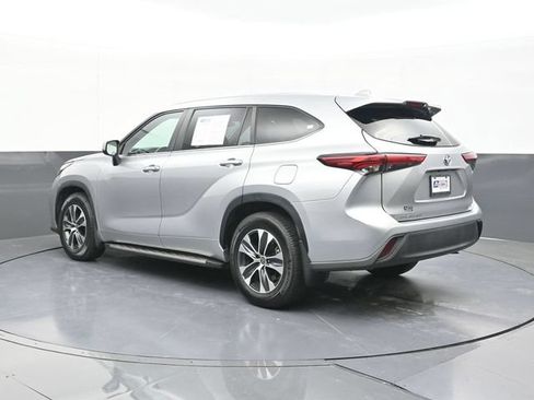 Used 2023 Toyota Highlander XLE FWD image 8