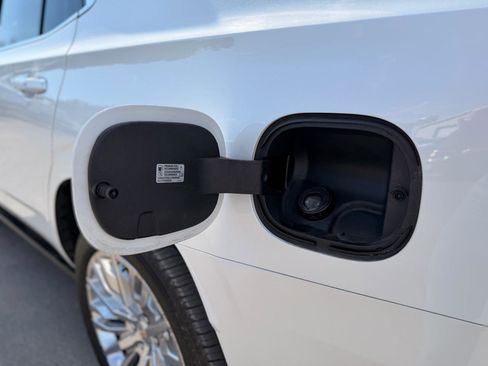 Used 2025 Chevrolet Tahoe High Country image 16