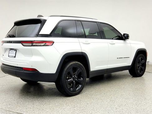 Used 2023 Jeep Grand Cherokee Altitude AWD/4WD image 5