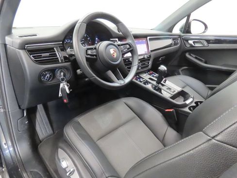Certified 2025 Porsche Macan AWD/4WD image 4