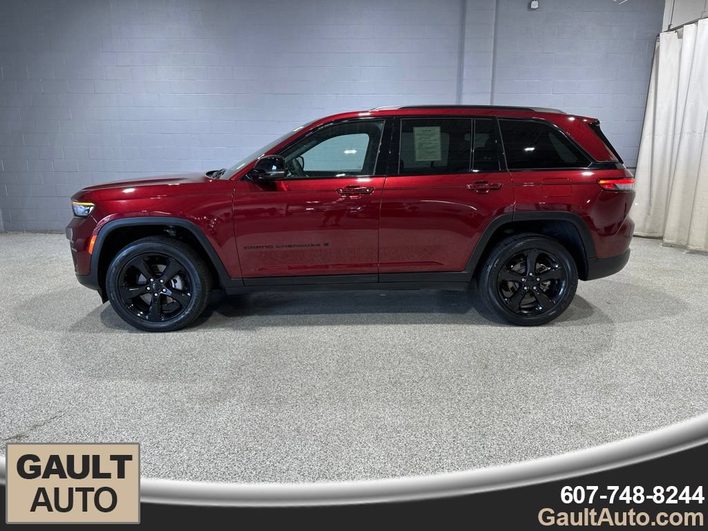 Used 2025 Jeep Grand Cherokee Altitude AWD/4WD image 5
