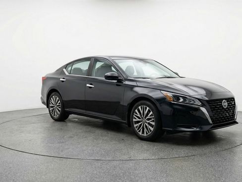 Used 2025 Nissan Altima 2.5 SV FWD image 1