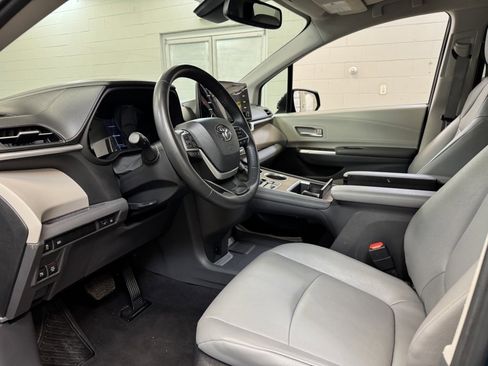 Used 2024 Toyota Sienna XLE image 12