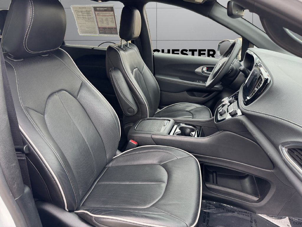 Used 2026 Chrysler Pacifica Limited FWD image 17