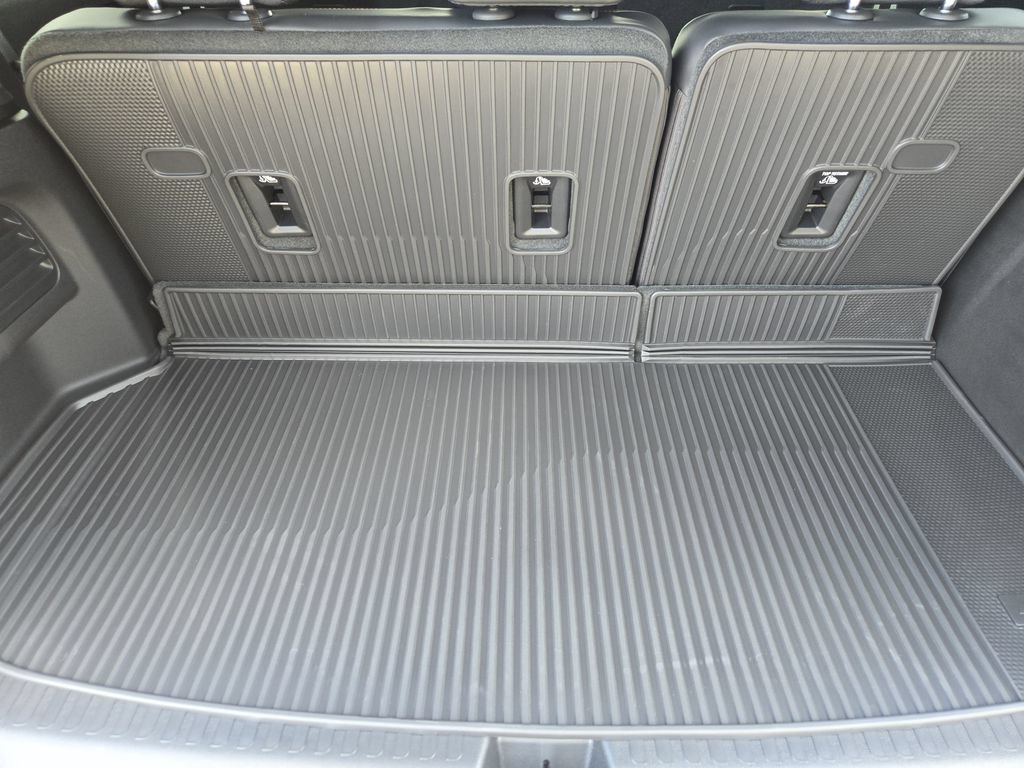 New 2027 Chevrolet Traverse RS w/ LPO, Floor Liner Package AWD/4WD image 25