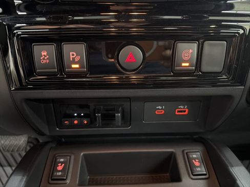 Used 2023 Nissan Titan SV w/ SV Convenience Package image 40