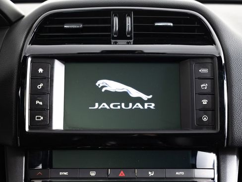 Used 2018 Jaguar F-PACE Premium image 34