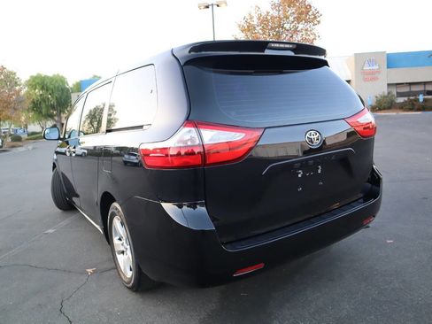 Used 2015 Toyota Sienna L image 18