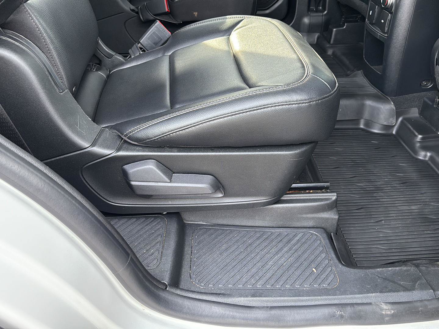 Used 2021 Ford Explorer XLT w/ Equipment Group 202A AWD/4WD image 88