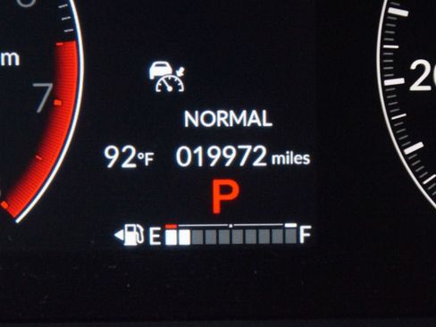 Used 2025 Honda Pilot Touring image 4