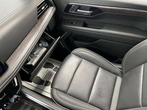 Used 2025 Chevrolet Suburban Premier image 37