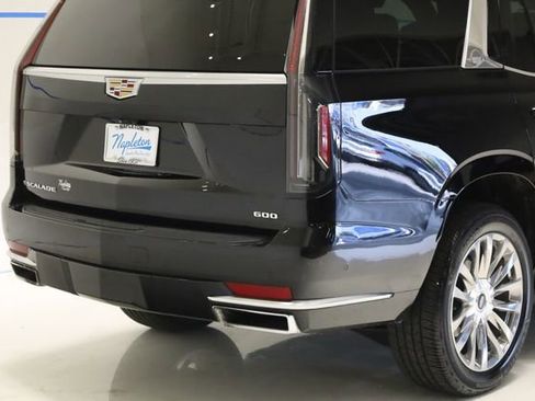Used 2021 Cadillac Escalade Premium Luxury AWD/4WD image 7