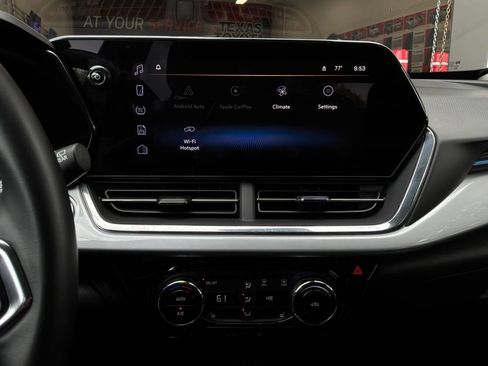 Used 2025 Chevrolet Trax LT w/ LT Convenience Package FWD image 24