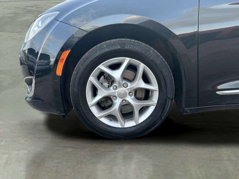 Used 2020 Chrysler Pacifica Touring-L Plus w/ Tire & Wheel Group FWD image 41