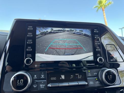 Used 2021 Toyota Highlander L FWD image 21