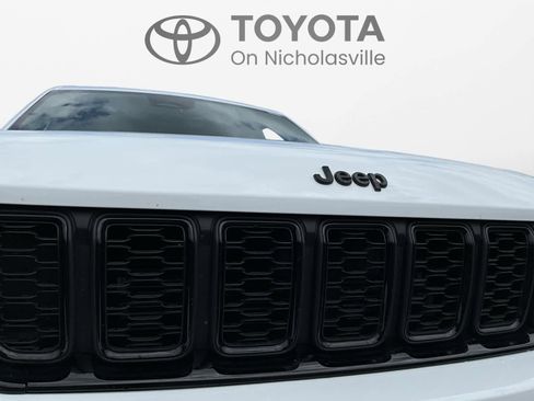 Used 2025 Jeep Grand Cherokee Altitude image 17