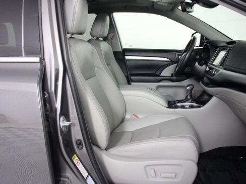 Used 2019 Toyota Highlander XLE AWD/4WD image 29