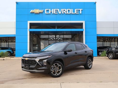 Used 2025 Chevrolet Trax LT FWD image 1