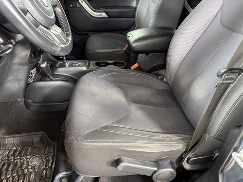 Used 2016 Jeep Wrangler Unlimited Rubicon w/ Connectivity Group image 12