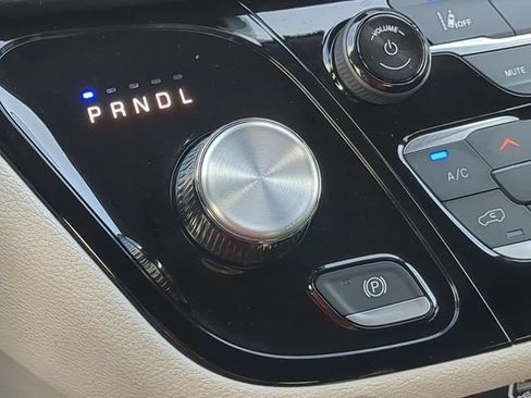 Used 2024 Chrysler Pacifica Limited FWD image 29