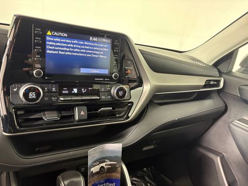 Used 2021 Toyota Highlander XLE AWD/4WD image 18