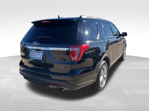 Used 2018 Ford Explorer XLT image 9