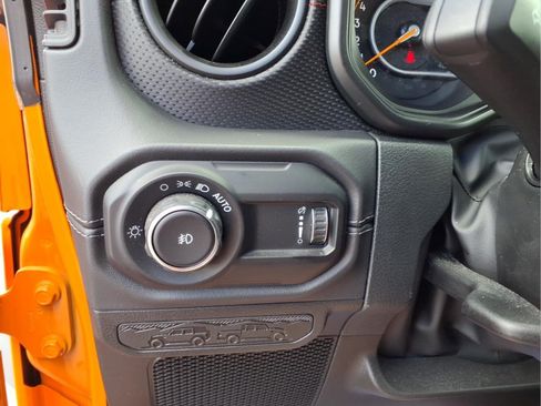 Used 2025 Jeep Wrangler Unlimited Rubicon AWD/4WD image 17
