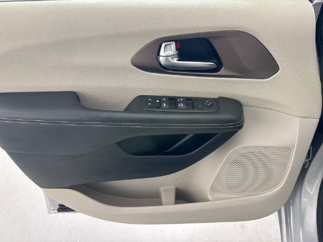 Used 2023 Chrysler Voyager LX FWD image 18