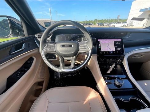 Used 2025 Jeep Grand Cherokee Limited AWD/4WD image 5